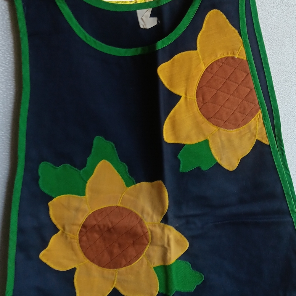 VINTAGE MULLINS SQUARE SUNFLOWER APRON.